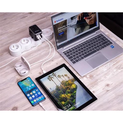 Utazóadapter, univerzális, USB-A(QC 3.0)/USB-C(PD61W)2xUSB, VERBATIM 