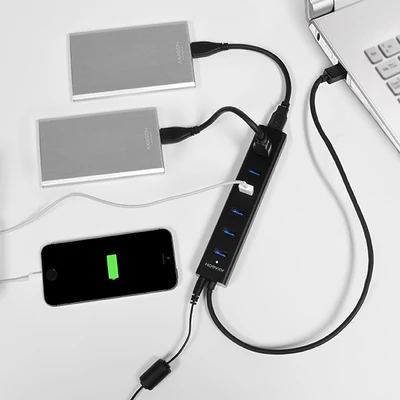 AXAGON HUE-SA7BP USB3.0 CHARGING HUB (Hétportos USB 3.0 hub gyors töltési támogatással. AC adapter a csomagban. Fekete)